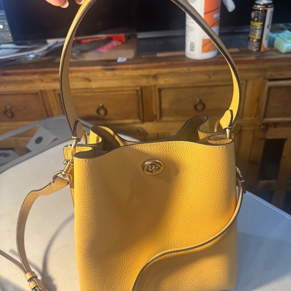 LIKE NEW Coach Pebble Leather Shoulder Bag in Mustard - Picture 4 of 12